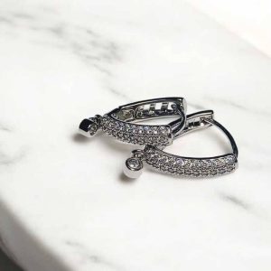 Brinco solitário cravejado em zircônias folheado à ouro branco