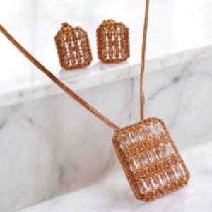 Conjunto quadrado com zircônias folheado à ouro