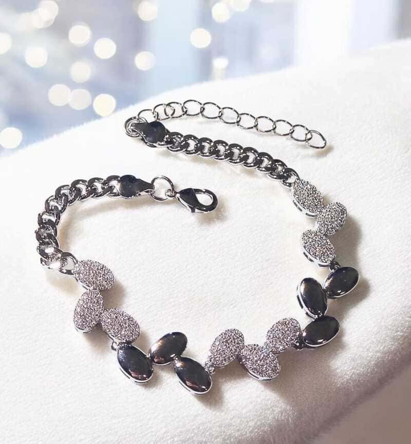 Pulseira folhas cravejada em zircônias folheado à ouro branco