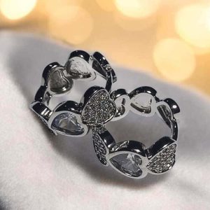 Brinco argola pequeno corações folheado à ouro branco