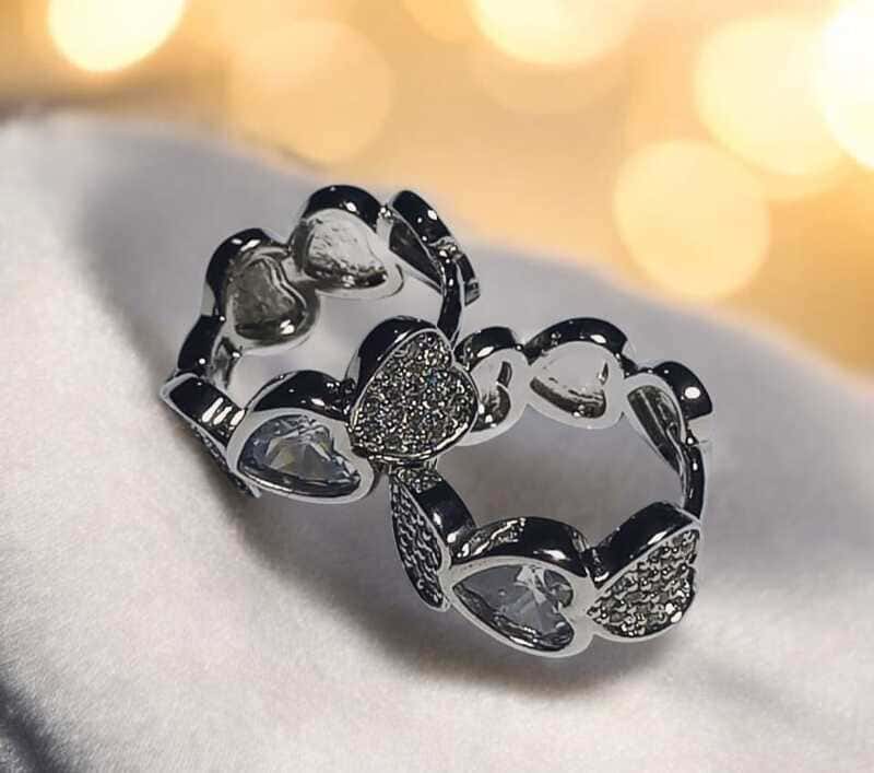 Brinco argola pequeno corações folheado à ouro branco