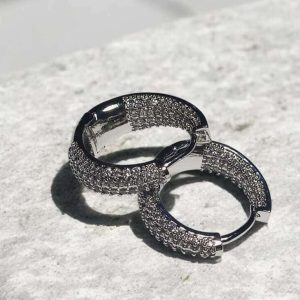 Brinco argola cravejado à ouro branco