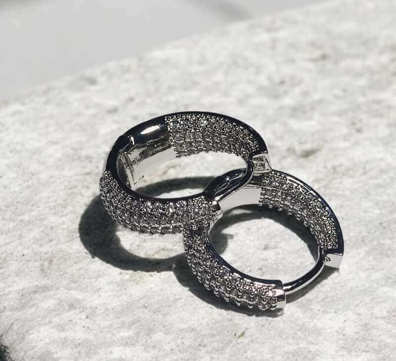 Brinco argola cravejado à ouro branco