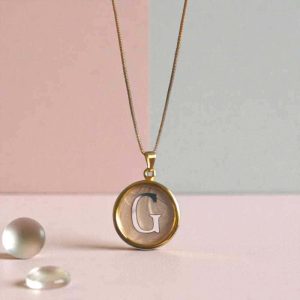 Corrente em Madre Pérola letra G folheado à ouro