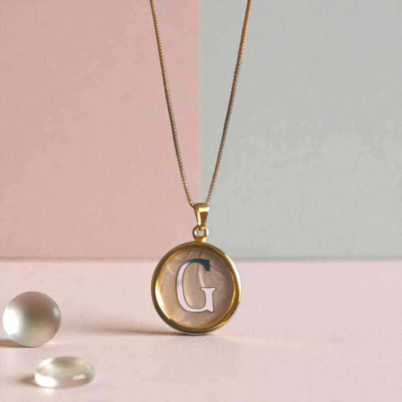 Corrente em Madre Pérola letra G folheado à ouro