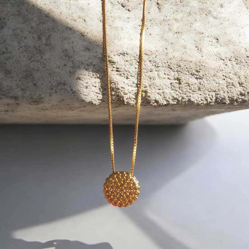 Colar lua cheia cravejada em zircônias folheado à ouro