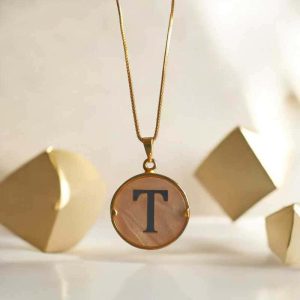Colar com pingente em Madre Pérola na letra T folheado à ouro