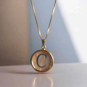 Colar com pingente em madre pérola Letra C folheado à ouro