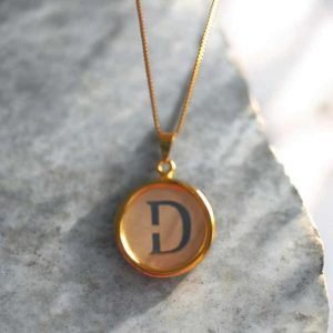 Corrente em Madre Pérola Letra D folheado à ouro