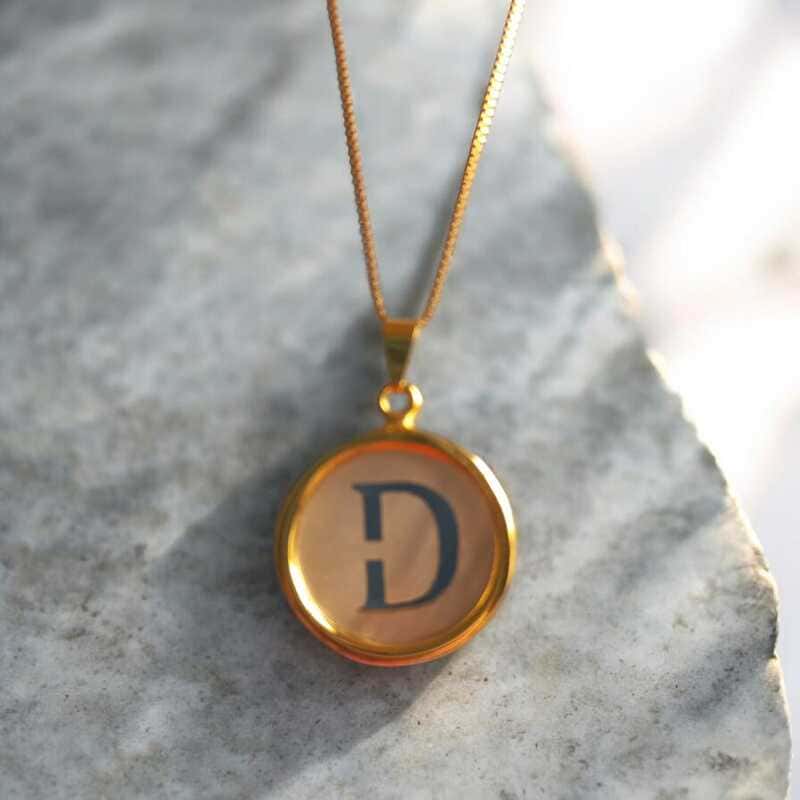 Corrente em Madre Pérola Letra D folheado à ouro