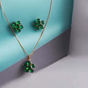 Conjunto flor pedra verde folheado à ouro