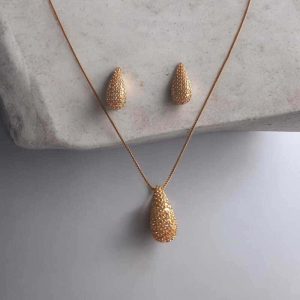 Conjunto gota cravejado em zircônias folheado à ouro