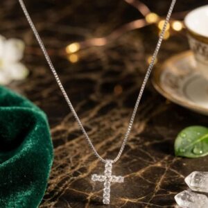 Colar crucifixo com zircônias cravejada folheado à prata