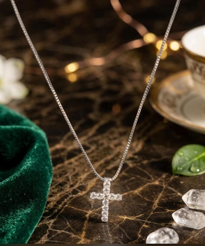 Colar crucifixo com zircônias cravejada folheado à prata