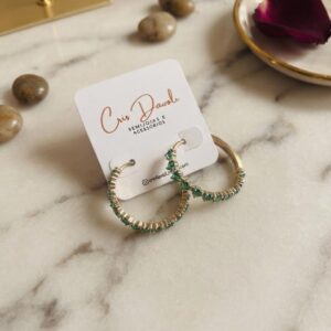 Brinco Argola com zircônias cravejadas verde folheado à ouro