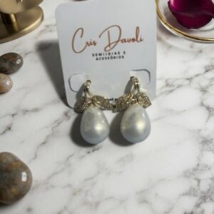 Brinco Flor de Pérola com zircônias folheado à ouro